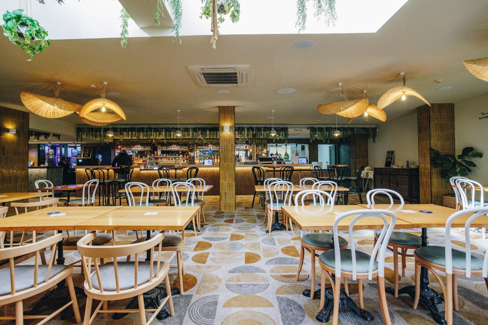 דה אינטרנס The Lakes Hotel מראה חיצוני תמונה