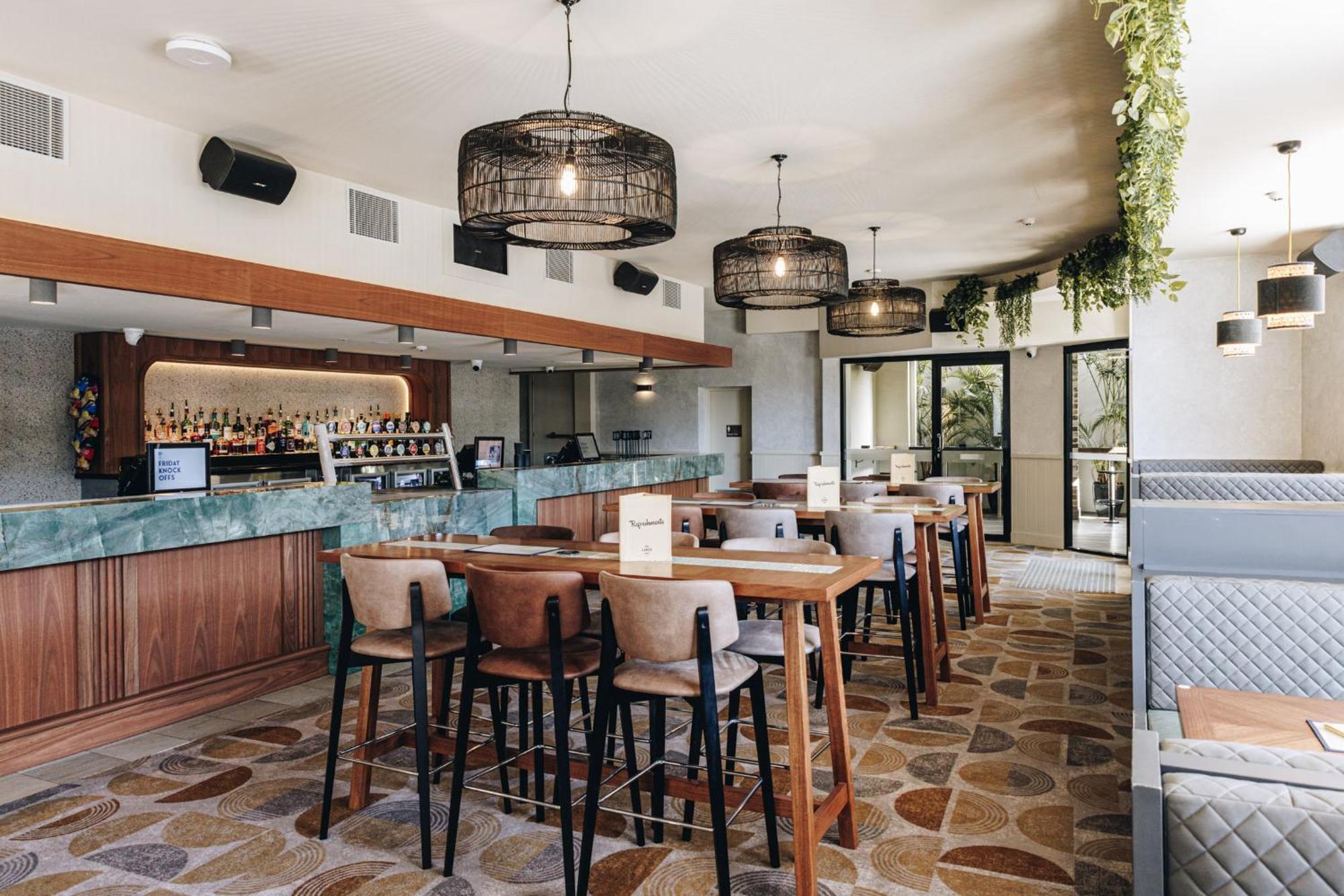 דה אינטרנס The Lakes Hotel מראה חיצוני תמונה