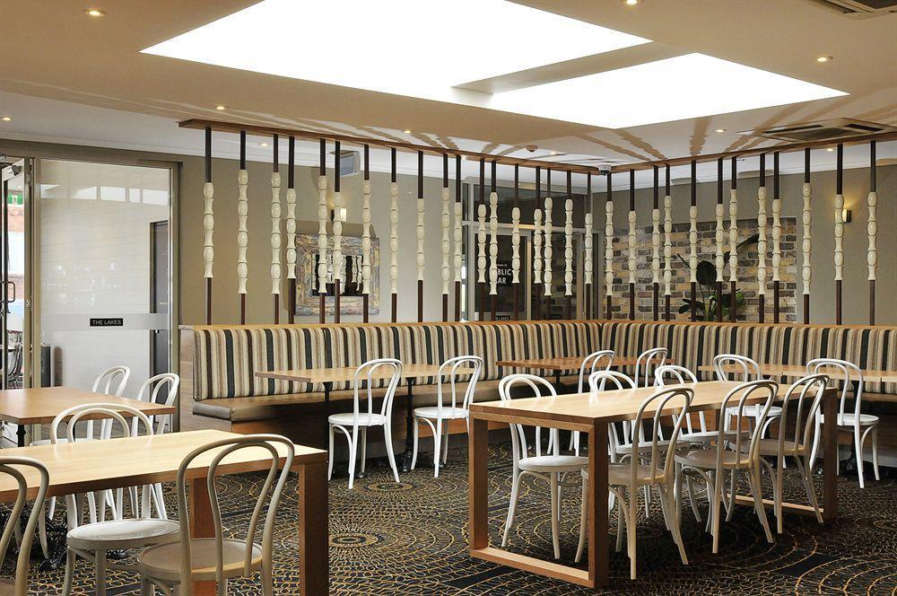 דה אינטרנס The Lakes Hotel מראה חיצוני תמונה