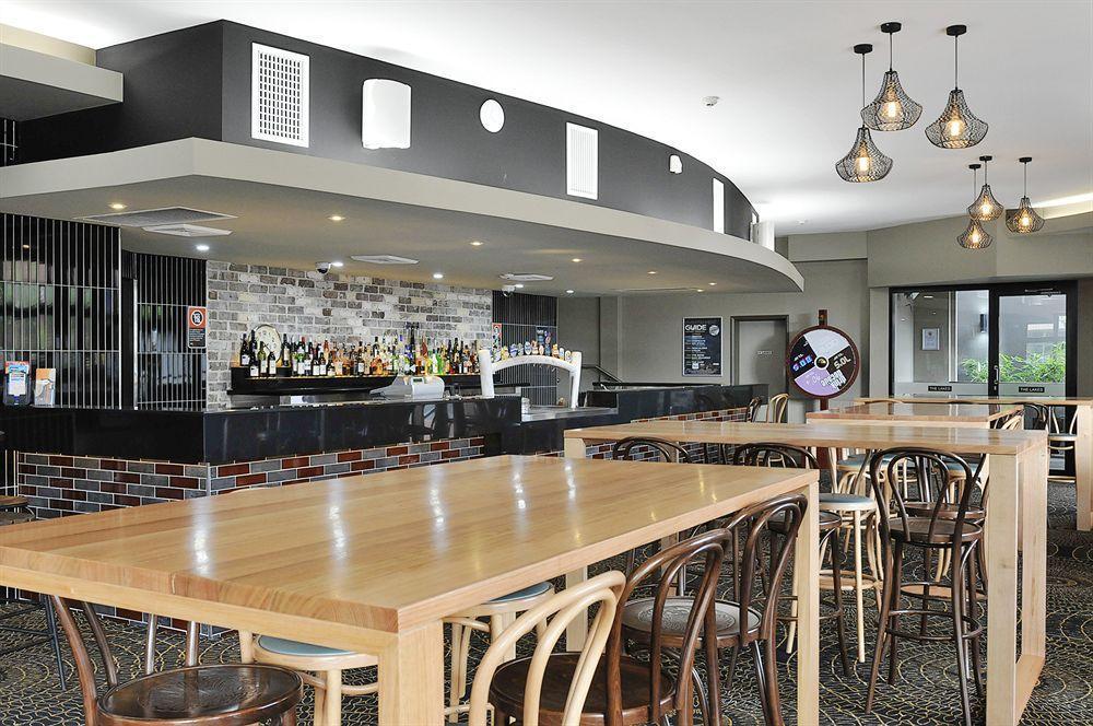 דה אינטרנס The Lakes Hotel מראה חיצוני תמונה