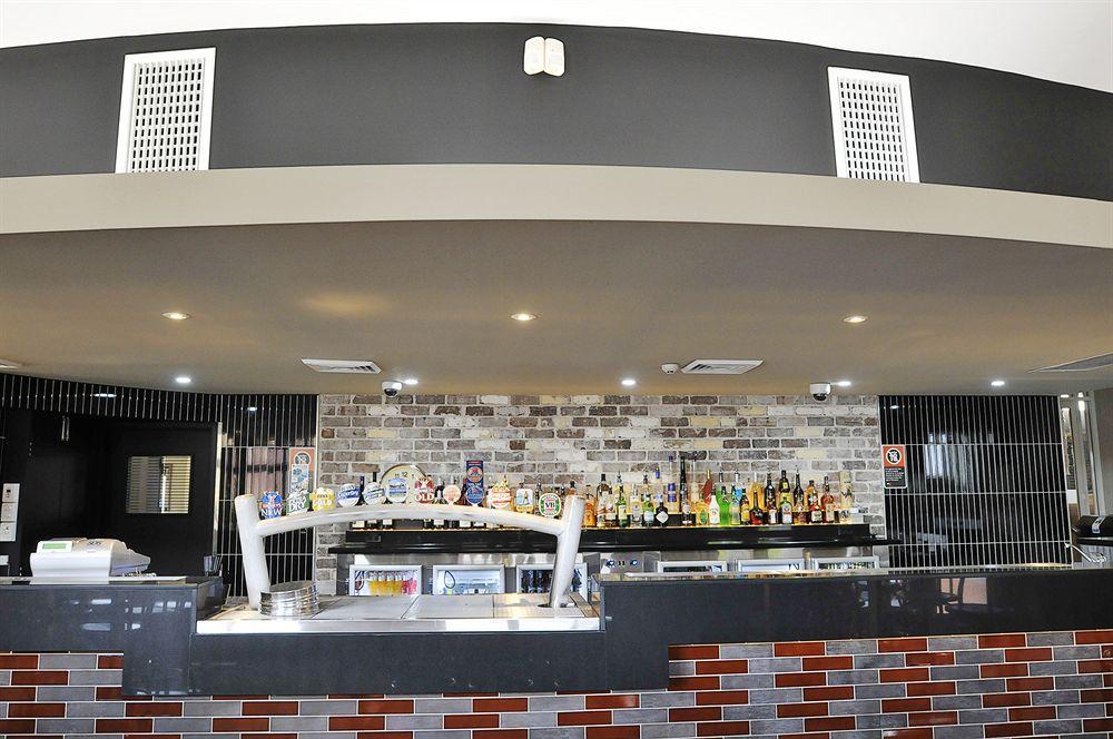 דה אינטרנס The Lakes Hotel מראה חיצוני תמונה