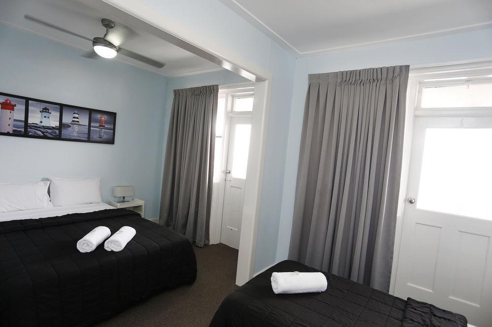 דה אינטרנס The Lakes Hotel מראה חיצוני תמונה