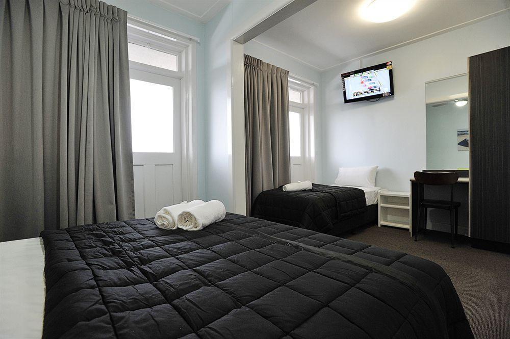 דה אינטרנס The Lakes Hotel מראה חיצוני תמונה