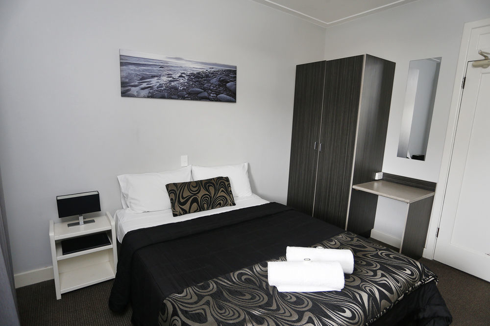 דה אינטרנס The Lakes Hotel מראה חיצוני תמונה
