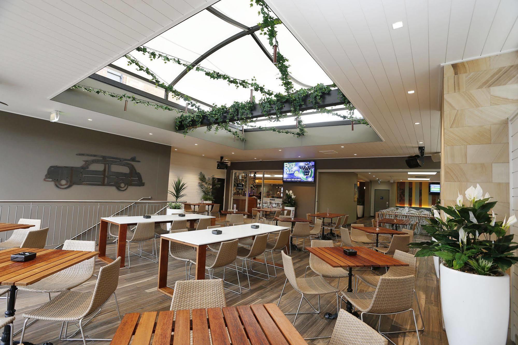 דה אינטרנס The Lakes Hotel מראה חיצוני תמונה