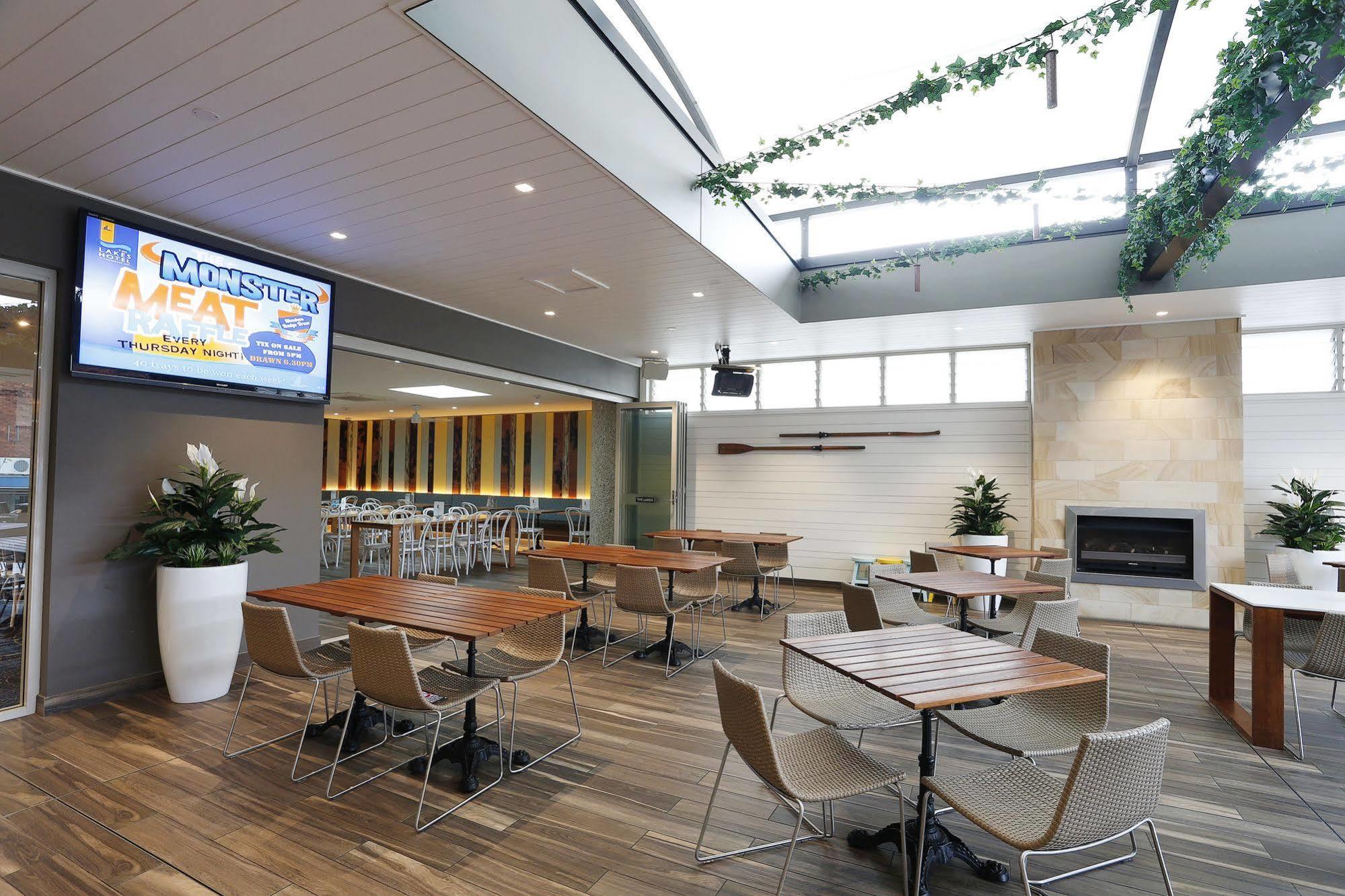 דה אינטרנס The Lakes Hotel מראה חיצוני תמונה