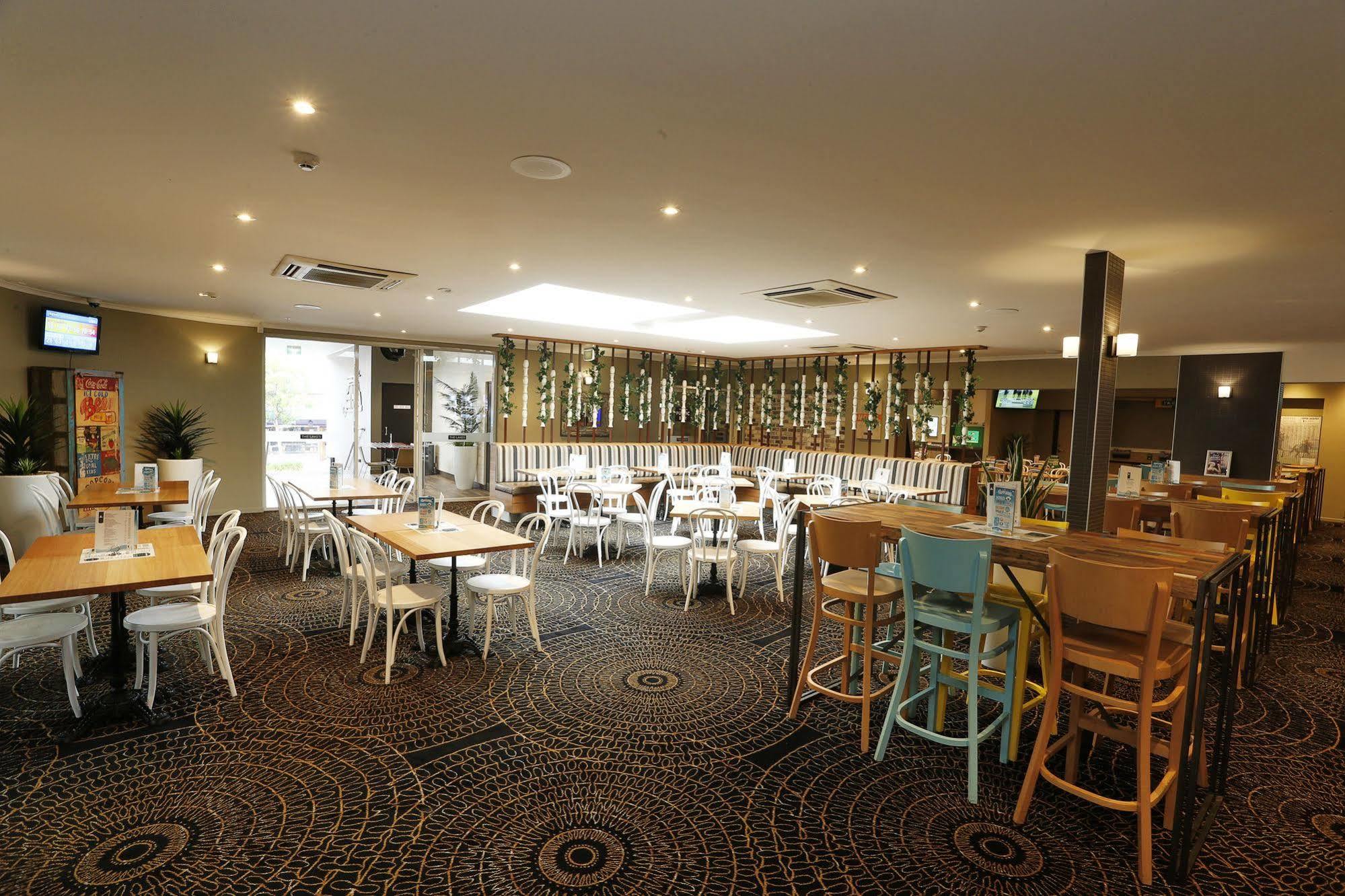 דה אינטרנס The Lakes Hotel מראה חיצוני תמונה