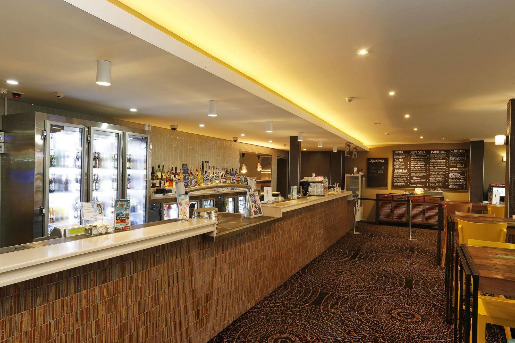 דה אינטרנס The Lakes Hotel מראה חיצוני תמונה