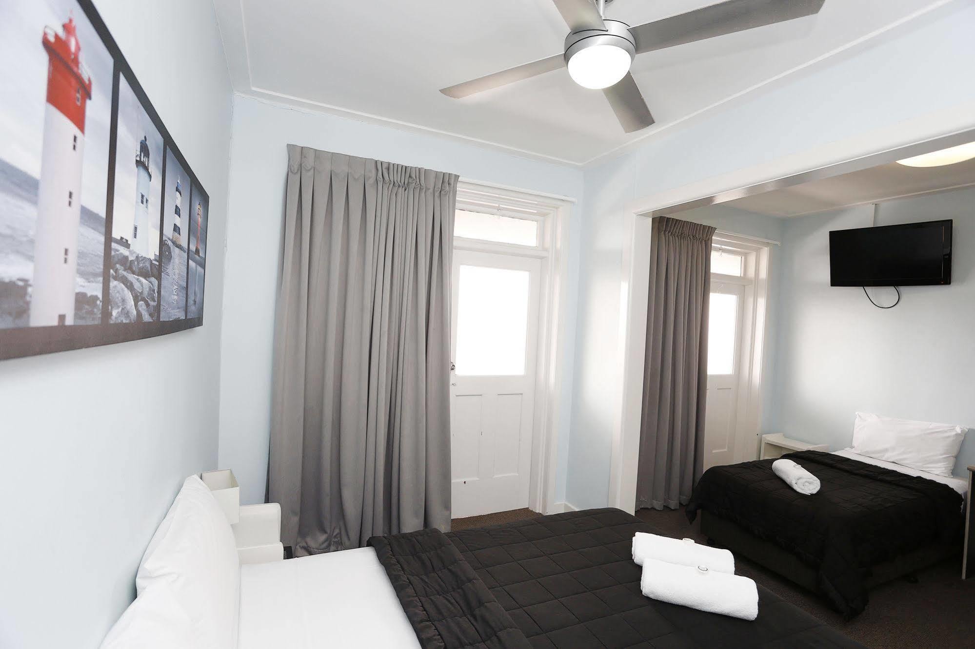 דה אינטרנס The Lakes Hotel מראה חיצוני תמונה