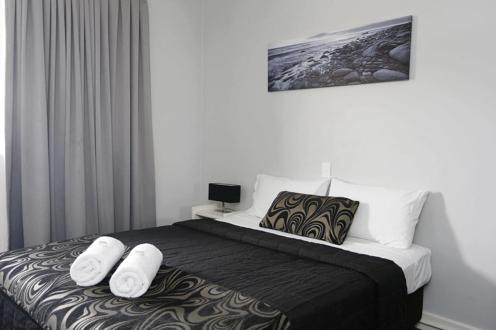 דה אינטרנס The Lakes Hotel מראה חיצוני תמונה