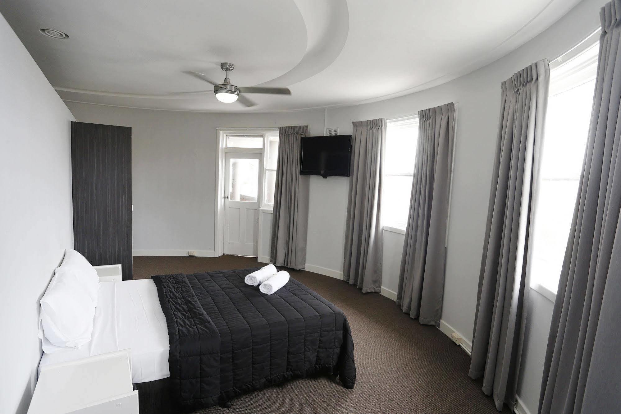 דה אינטרנס The Lakes Hotel מראה חיצוני תמונה