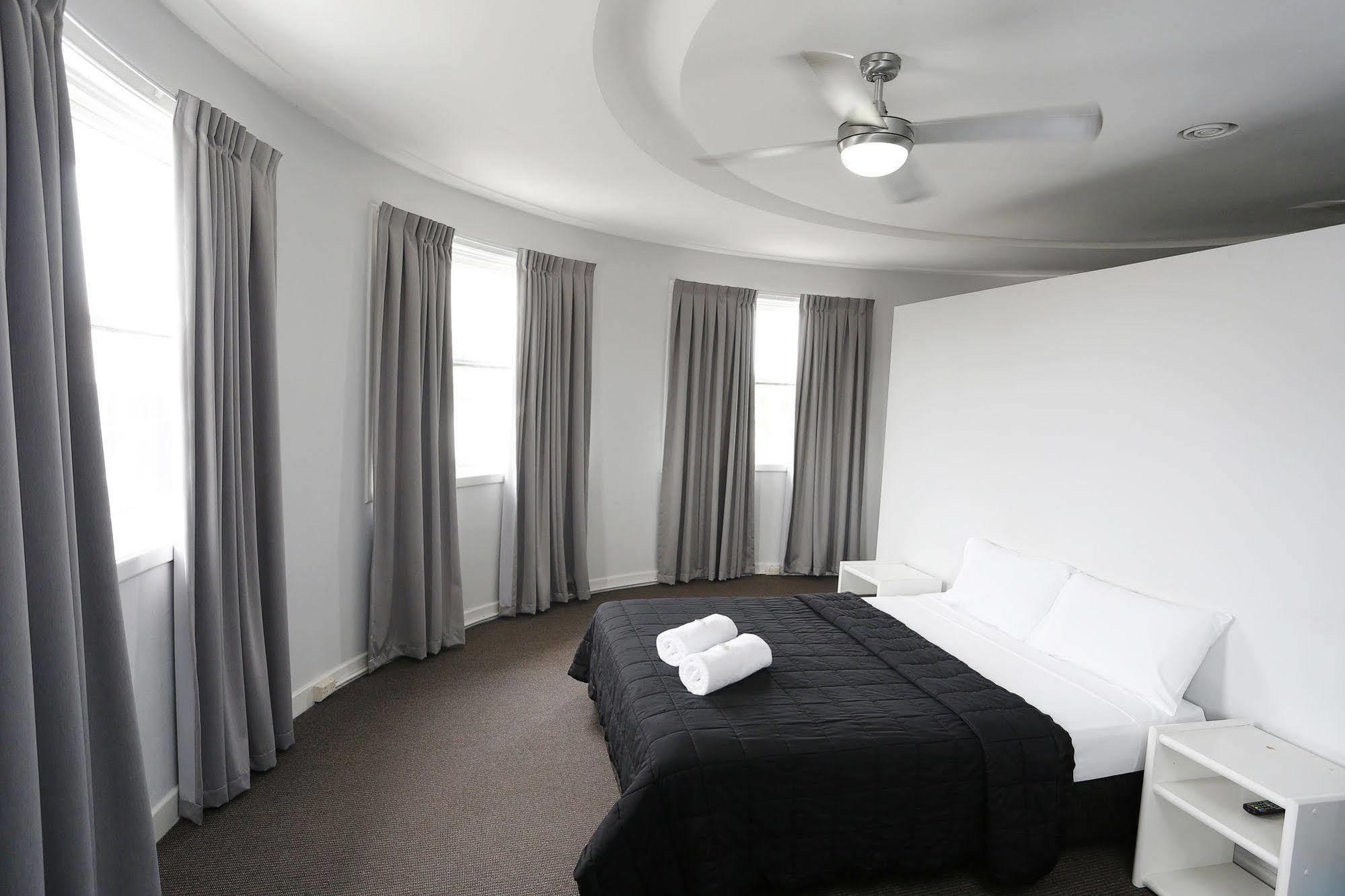 דה אינטרנס The Lakes Hotel מראה חיצוני תמונה